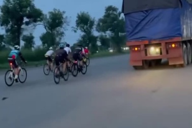 Nhóm người đi xe đạp ngang nhiên chạy vào làn ô tô