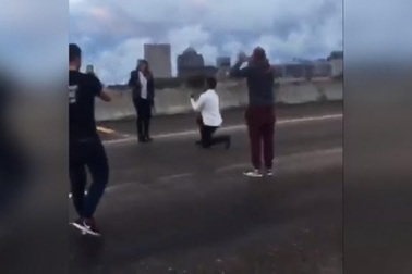 Táo bạo chặn cả đường cao tốc để cầu hôn