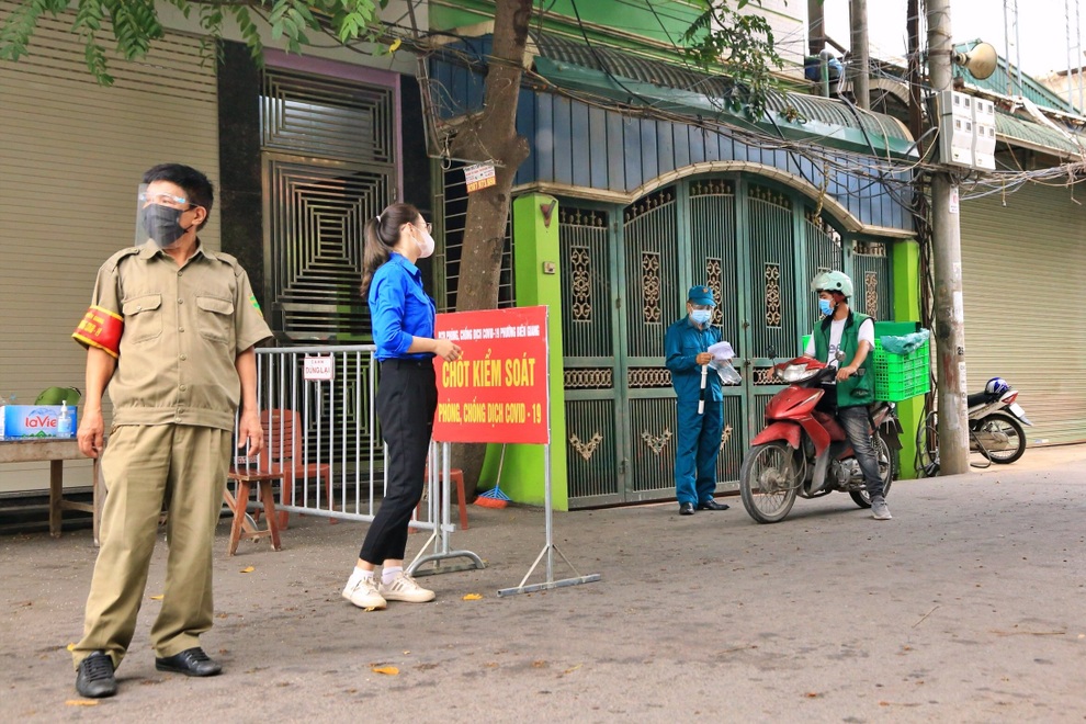 Hà Nội siết việc đi lại, nêu rõ những loại giấy dân cần có khi ra đường - 1 Hà Nội siết việc đi lại, nêu rõ những loại giấy dân cần có khi ra đường - 1