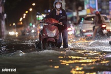 TPHCM chìm trong biển nước do triều cường: Người dân chật vật di chuyển