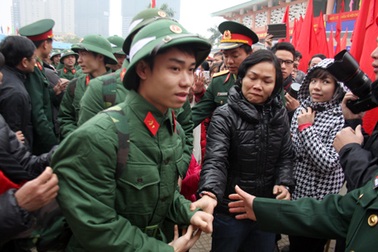 Thanh niên Thủ đô chia tay người thân, háo hức nhập ngũ
