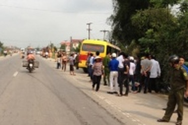 Xe khách lật đè xe đạp, một phụ nữ tử vong