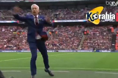 Khoảnh khắc ăn mừng hài hước của Alan Pardew