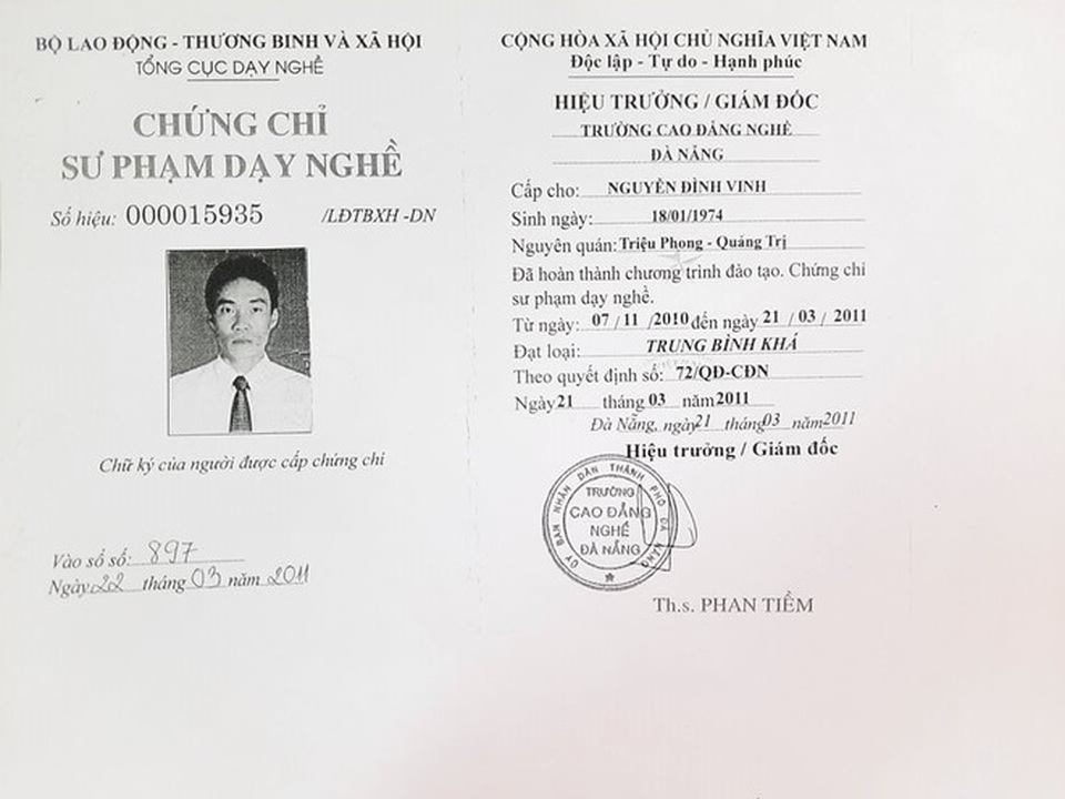 Hai giáo viên dạy thực hành lái xe hạng B2 bị phát hiện dùng bằng giả - 1 Hai giáo viên dạy thực hành lái xe hạng B2 bị phát hiện dùng bằng giả - 1
