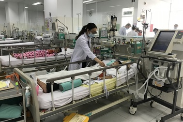 Chơi bóng đá, bé trai bị dập phổi nguy kịch