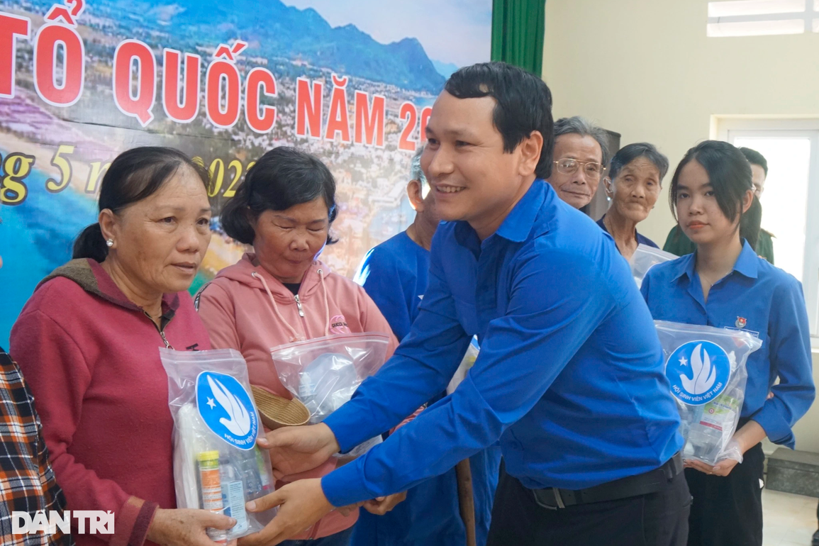 Truyền tình yêu biển, đảo Tổ quốc đến học sinh, sinh viên - 6 Truyền tình yêu biển, đảo Tổ quốc đến học sinh, sinh viên - 6