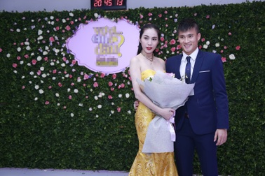 Thuỷ Tiên ngượng ngùng nhận cái ôm của Công Vinh trước đám đông