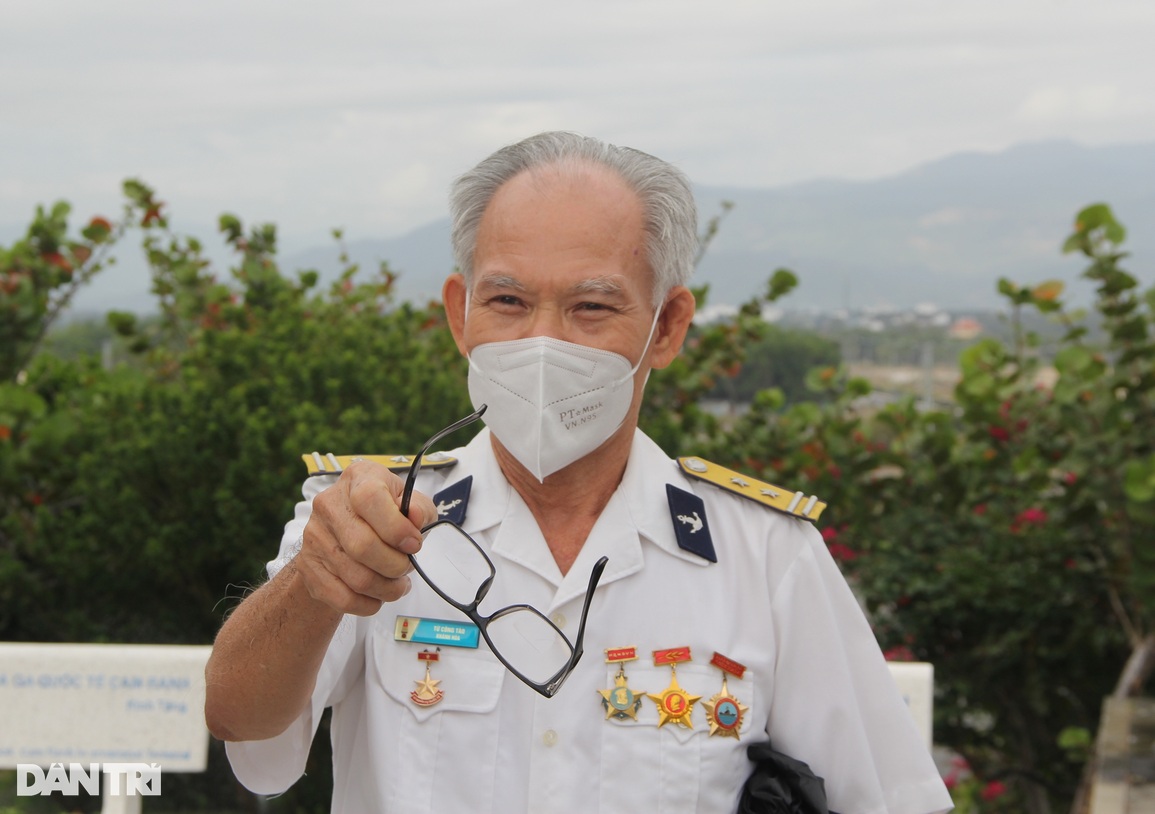 Dòng người xúc động dâng hương tại khu tưởng niệm 64 liệt sĩ Gạc Ma - 5 Dòng người xúc động dâng hương tại khu tưởng niệm 64 liệt sĩ Gạc Ma - 5