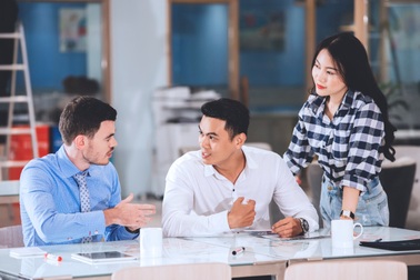 Vì sao bạn chưa giỏi giao tiếp tiếng Anh dù học rất chăm?