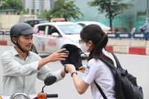 Tuyển sinh lớp 10 Hà Nội: Phụ huynh lo lắng theo con vào tận phòng thi