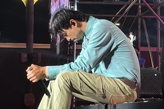 Đen Vâu cúi đầu, trầm ngâm trên sân khấu giữa lùm xùm "Nuôi em"