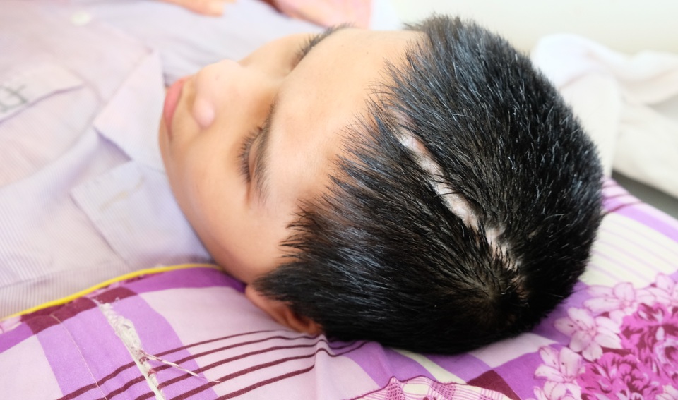 Rớt nước mắt cảnh mẹ nghèo kiệt sức tìm sự sống cho con trai 18 tuổi - 2 Rớt nước mắt cảnh mẹ nghèo kiệt sức tìm sự sống cho con trai 18 tuổi - 2