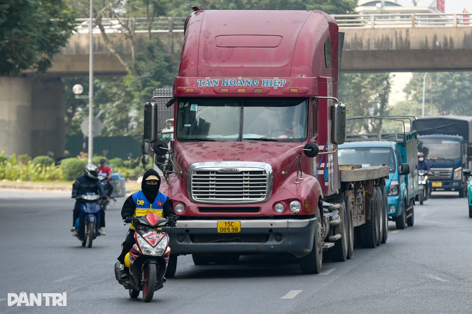 Cảnh thót tim ở lối ra Đại lộ Thăng Long, người dân mong có gờ giảm tốc - 3