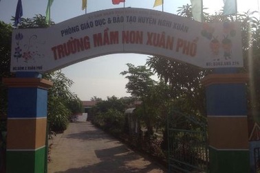 Bớt xén khẩu phần ăn của trẻ, hiệu trưởng bị cách chức