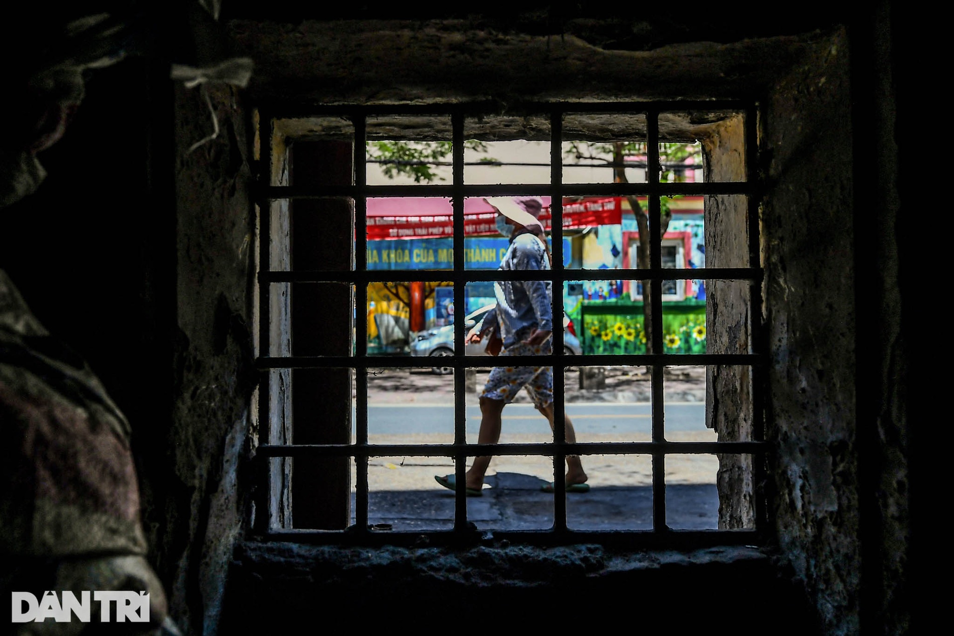 Nhà biến thành hầm ẩm thấp, dột nát tại chung cư tập thể cũ Hà Nội - 11 Nhà biến thành hầm ẩm thấp, dột nát tại chung cư tập thể cũ Hà Nội - 11