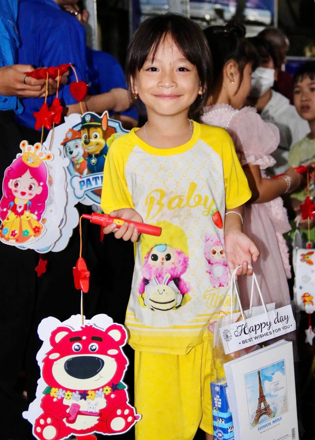 Công an TPHCM trao 500 phần quà Trung thu cho trẻ em có hoàn cảnh khó khăn - 2 Công an TPHCM trao 500 phần quà Trung thu cho trẻ em có hoàn cảnh khó khăn - 2