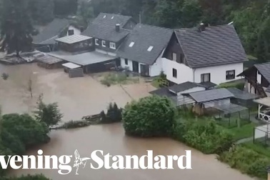 Lũ lụt kinh hoàng cuốn trôi nhà cửa ở châu Âu, 42 người chết