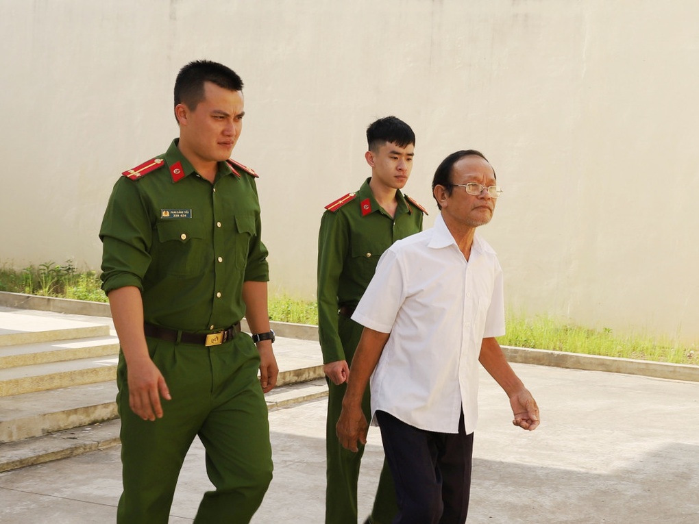 Khởi tố đối tượng liên tiếp đe dọa tống tiền cán bộ xã - 1 Khởi tố đối tượng liên tiếp đe dọa tống tiền cán bộ xã - 1