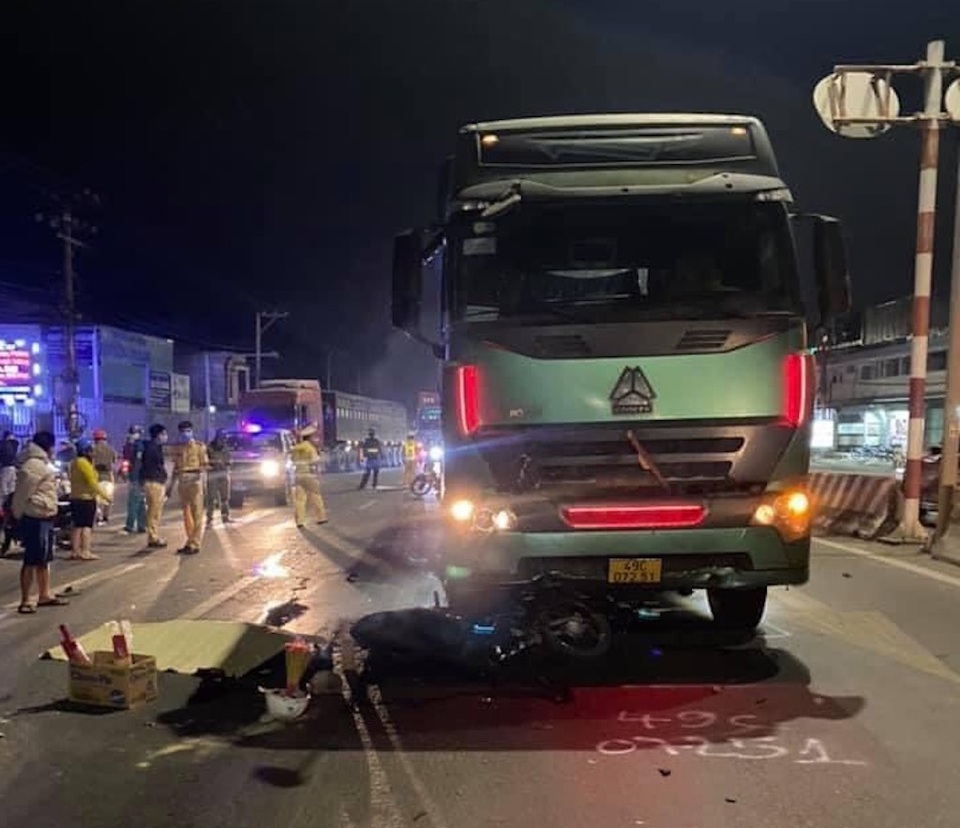 Xe đầu kéo ủn xe máy trên đường, 2 người thương vong - 1 Xe đầu kéo ủn xe máy trên đường, 2 người thương vong - 1