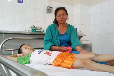Thương bé 8 tuổi ở bệnh viện nhiều hơn ở nhà