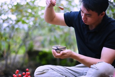 Bỏ phố về quê, hai chàng trai bán tài sản xây căn bếp hút triệu lượt xem