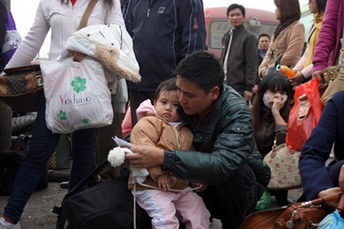 Chật vật bồng bế con nhỏ về quê nghỉ Tết