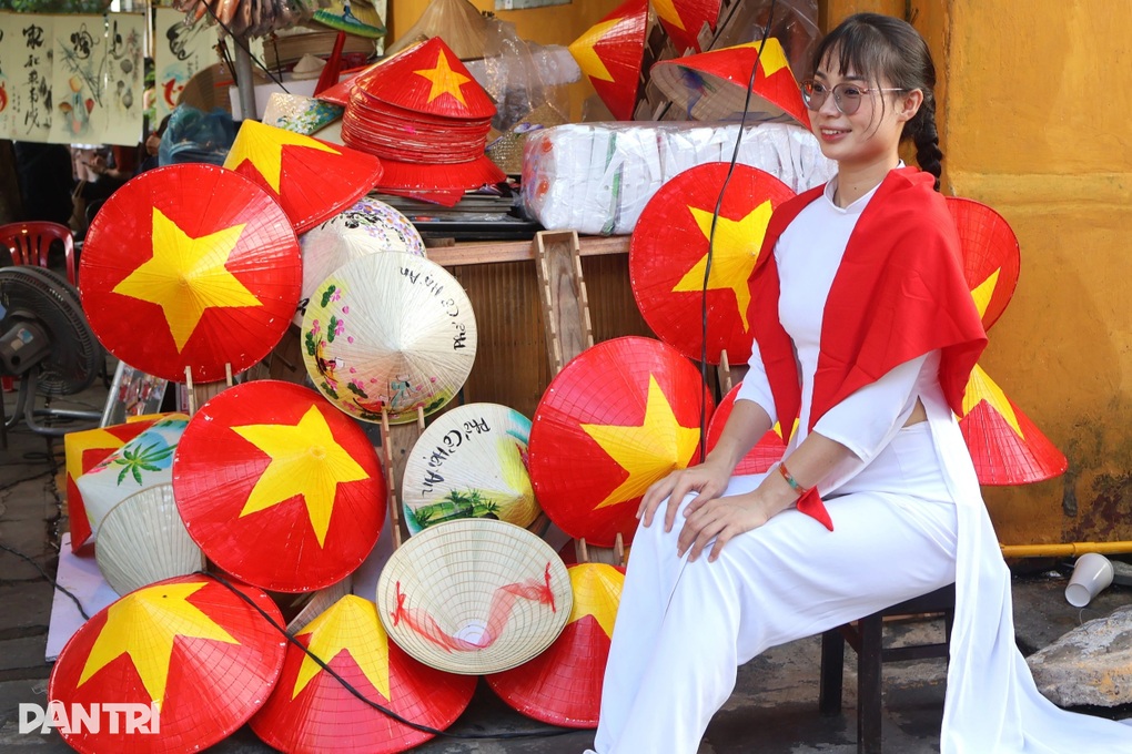 Wisatawan yang mengunjungi kota kuno Hoi An pada tanggal 2 September tidak seramai yang diperkirakan - 2 Du khách tham quan phố cổ Hội An dịp 2/9 không đông như dự kiến - 2