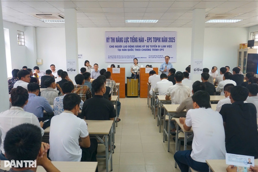 Thứ trưởng Bộ Nội vụ trực tiếp giám sát kỳ thi tiếng Hàn tại Đà Nẵng - 1 Thứ trưởng Bộ Nội vụ trực tiếp giám sát kỳ thi tiếng Hàn tại Đà Nẵng - 1