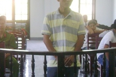 Túm cổ, đạp ngực công an viên đang thi hành nhiệm vụ