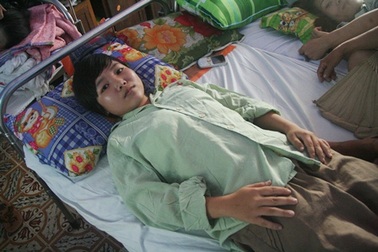 Xé lòng cảnh nữ sinh lớp 9 bị ung thư nuôi mẹ tâm thần