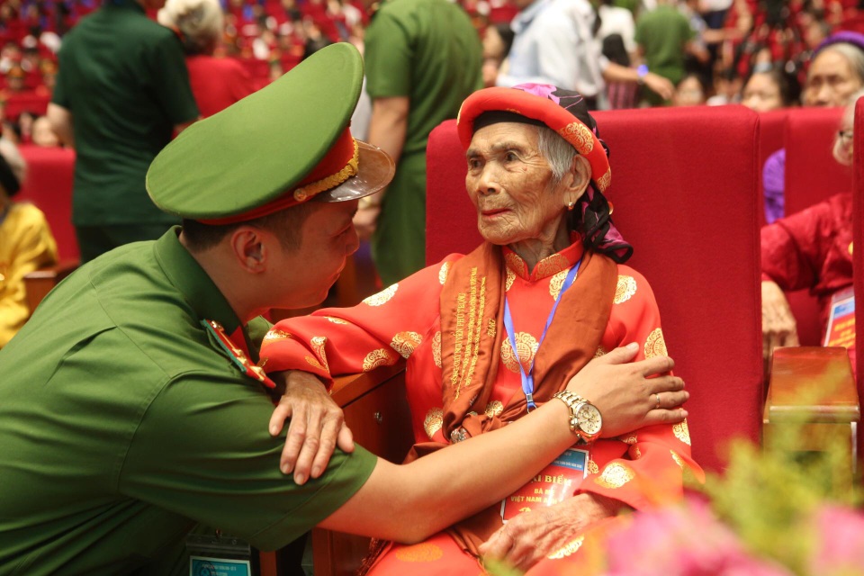 “Dân tộc tôi khi đứng dậy làm người là đứng theo dáng Mẹ!” - 11 “Dân tộc tôi khi đứng dậy làm người là đứng theo dáng Mẹ!” - 11