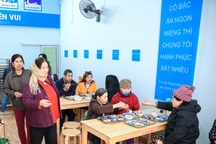 Ấm lòng những suất cơm 2.000 đồng ngay giữa Thủ đô