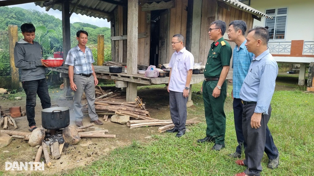 Hơn 200 người khăn gói rời làng tránh sạt lở - 2 Hơn 200 người khăn gói rời làng tránh sạt lở - 2