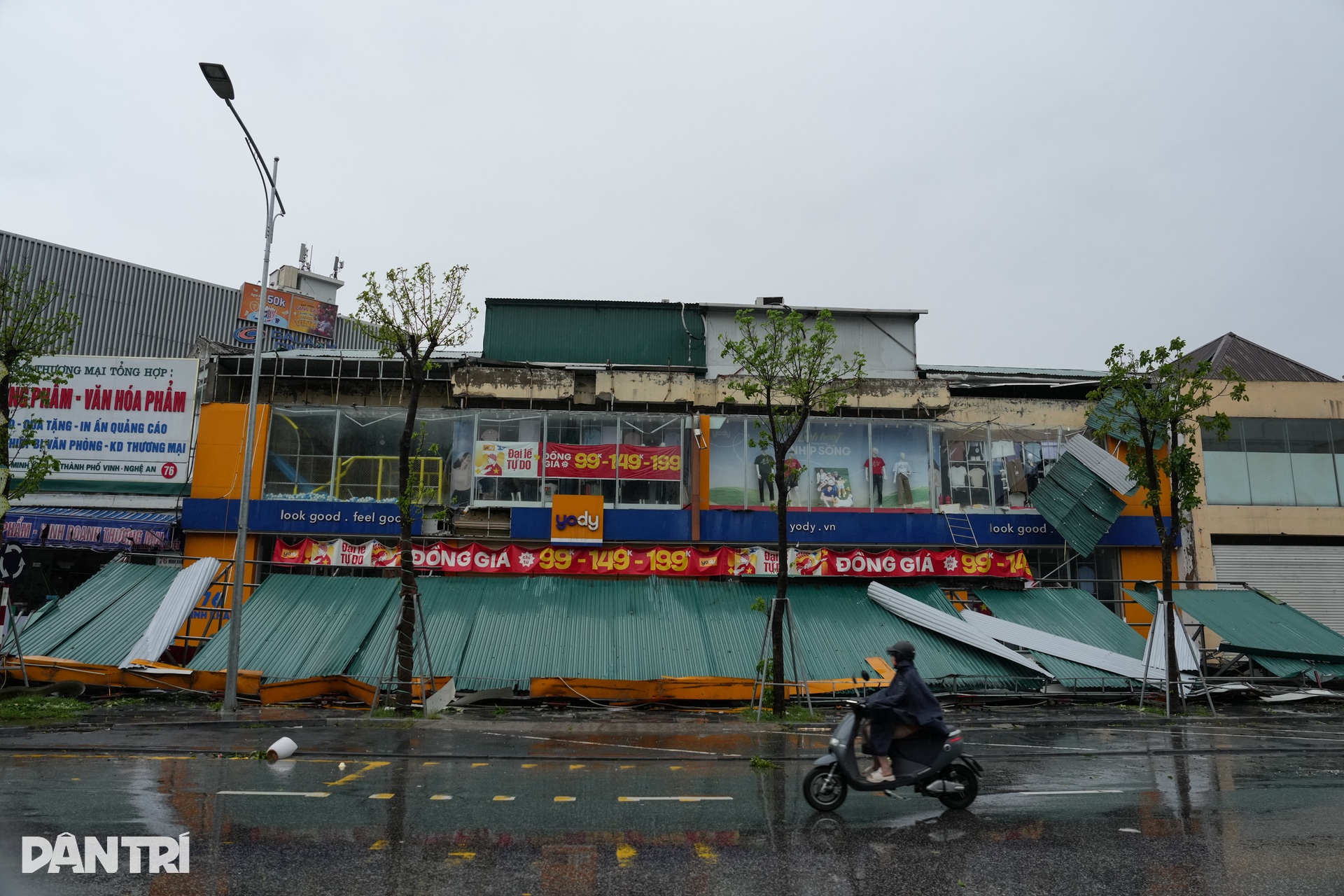 Nhà chờ xe buýt đổ sập, tôn bay và cây nằm la liệt khắp phố sau bão Kajiki - 2 Nhà chờ xe buýt đổ sập, tôn bay và cây nằm la liệt khắp phố sau bão Kajiki - 2
