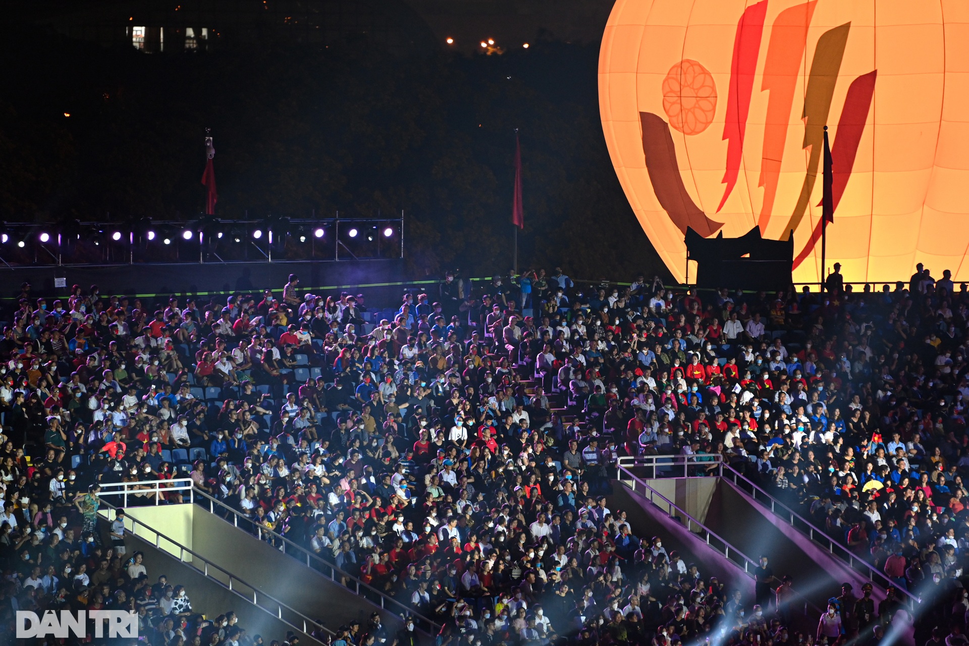 Toàn cảnh lễ khai mạc SEA Games 31: Rực rỡ chào mừng Đông Nam Á tỏa sáng - 4