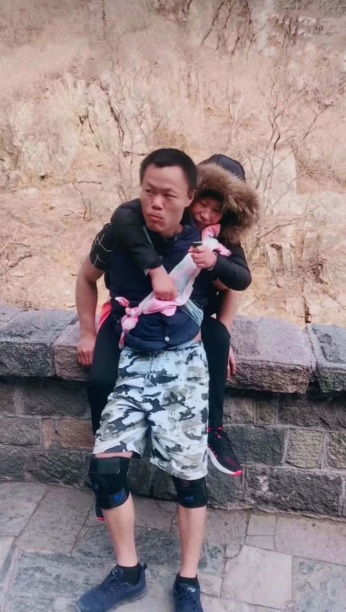 Chồng nhiều năm cõng vợ lên núi ngắm bình minh - 2 Chồng nhiều năm cõng vợ lên núi ngắm bình minh - 2