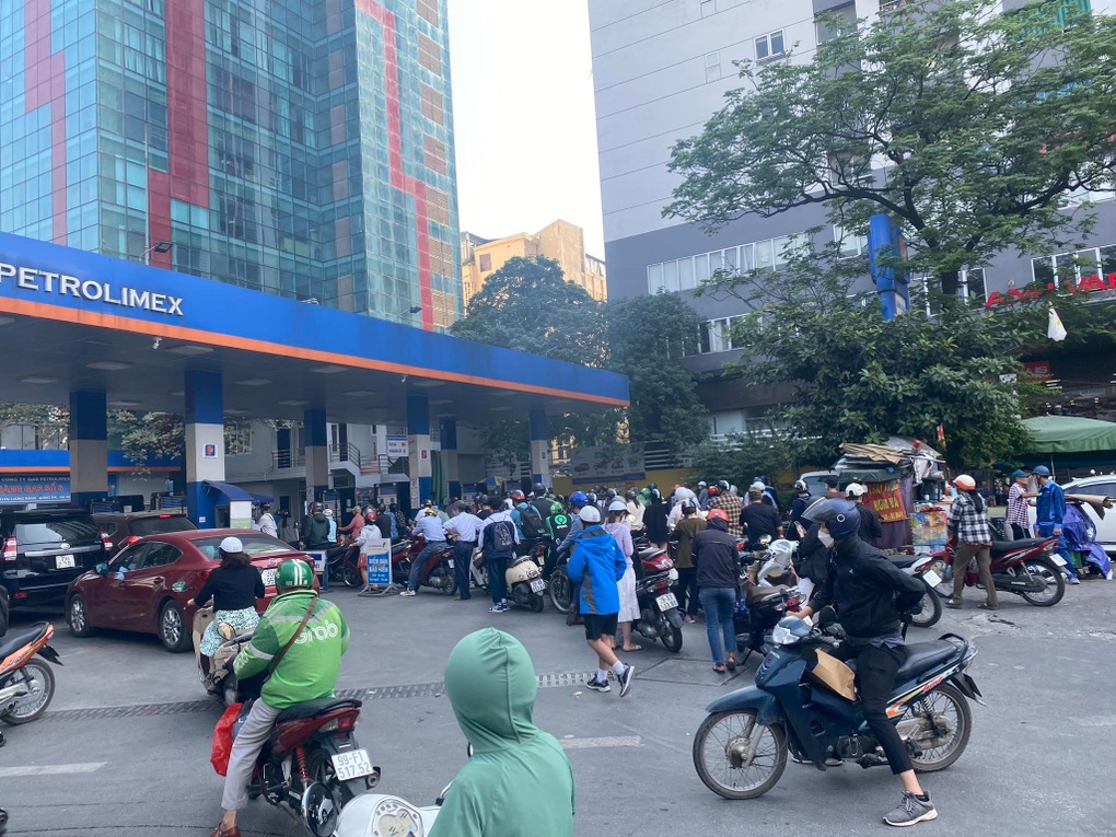 Hà Nội: Cây xăng vỉa hè mọc như nấm sau mưa - 11 Hà Nội: Cây xăng vỉa hè mọc như nấm sau mưa - 11