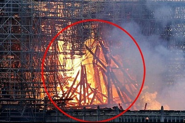 Hình ảnh giống Chúa Jesus trong vụ cháy Nhà thờ Đức Bà Paris gây xôn xao