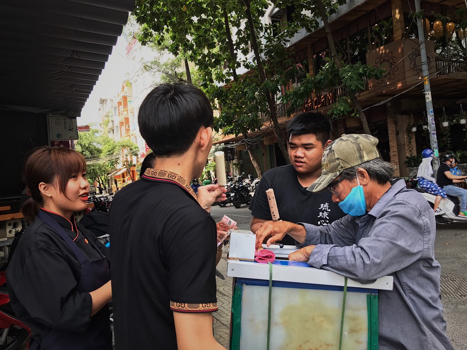 Bán ký ức tuổi thơ qua tiếng leng keng giữa lòng Sài Gòn - 2 Bán ký ức tuổi thơ qua tiếng leng keng giữa lòng Sài Gòn - 2