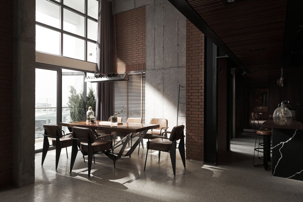 Căn penthouse ven Hà Nội gây choáng với vẻ hầm hố, đậm chất nghệ sĩ - 3 Căn penthouse ven Hà Nội gây choáng với vẻ hầm hố, đậm chất nghệ sĩ - 3