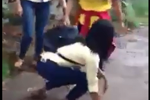 2 nữ sinh lao vào đánh tới tấp bạn ở giữa đường