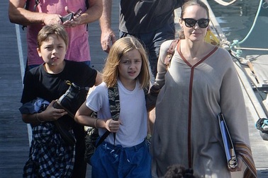 Angelina Jolie giản dị đưa các con đi chơi cuối tuần