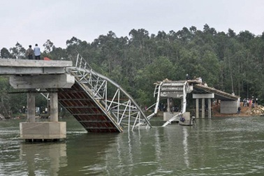 Vụ sập cầu đang xây: Triệu tập 4 nhà thầu để phối hợp điều tra