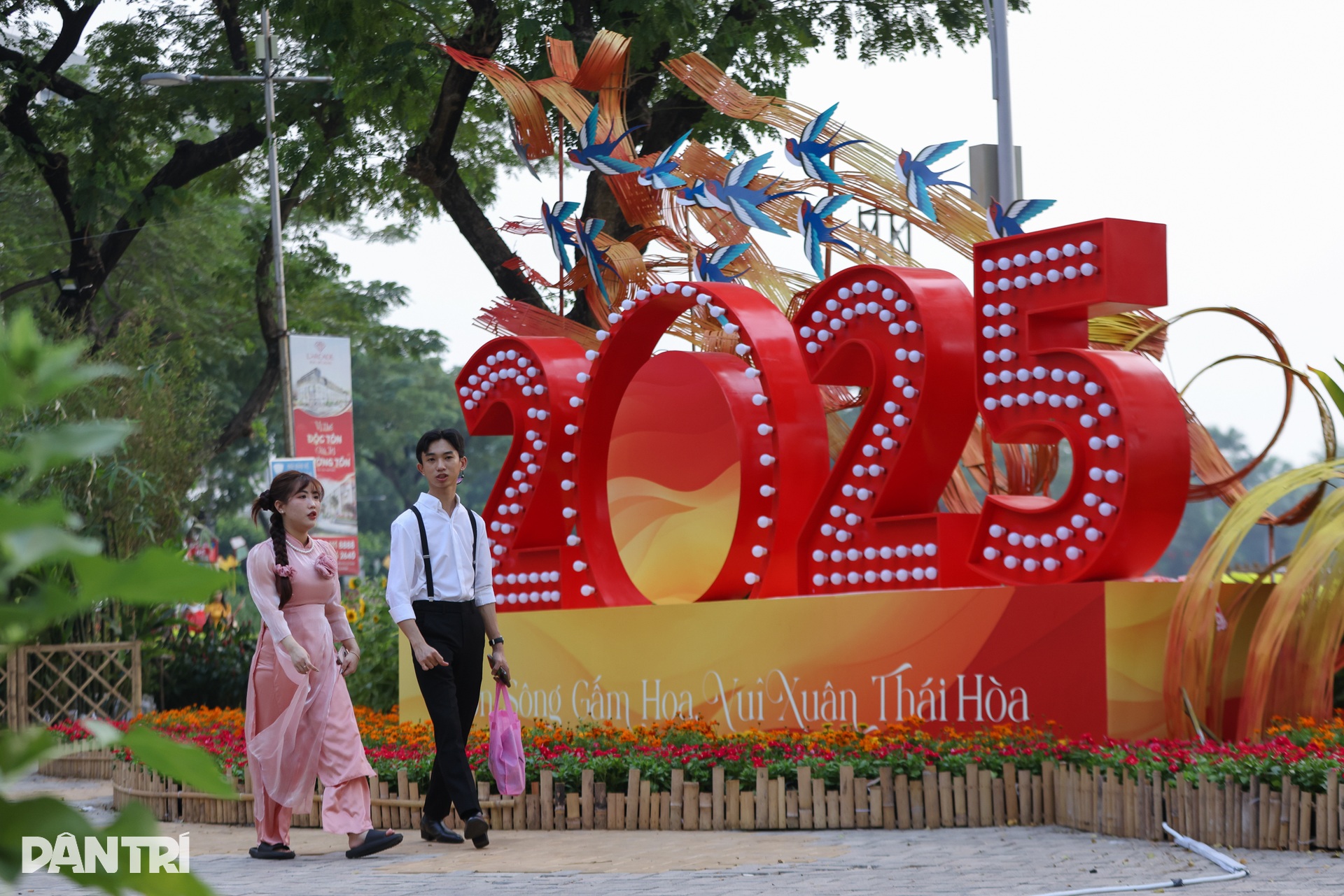 Ngắm linh vật kiểu xếp giấy ở đường hoa xuân khu nhà giàu Phú Mỹ Hưng - 13 Ngắm linh vật kiểu xếp giấy ở đường hoa xuân khu nhà giàu Phú Mỹ Hưng - 13