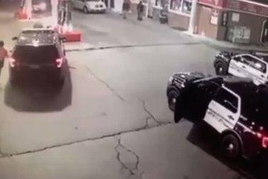 Khoảnh khắc chiếc xe tuần tra bị cướp khi cảnh sát đang điều tra vụ trộm xe