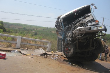 Xe tải “treo” trên thành cầu