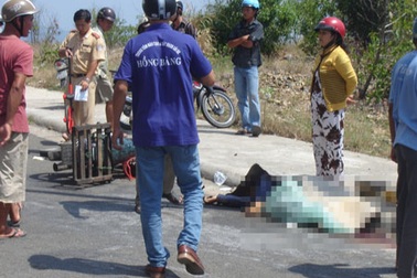 Xe chở cồng kềnh đâm cột điện, 2 người thương vong