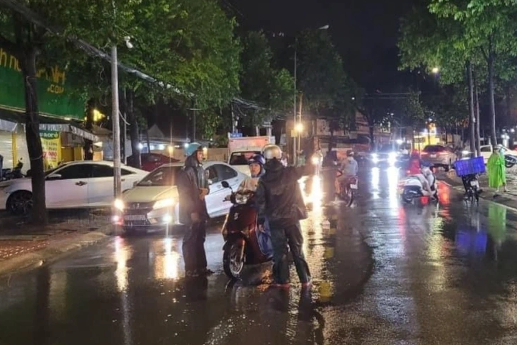 Mưa lớn kéo dài ở Bình Dương, nhiều nơi ngập đến yên xe - 9 Mưa lớn kéo dài ở Bình Dương, nhiều nơi ngập đến yên xe - 9