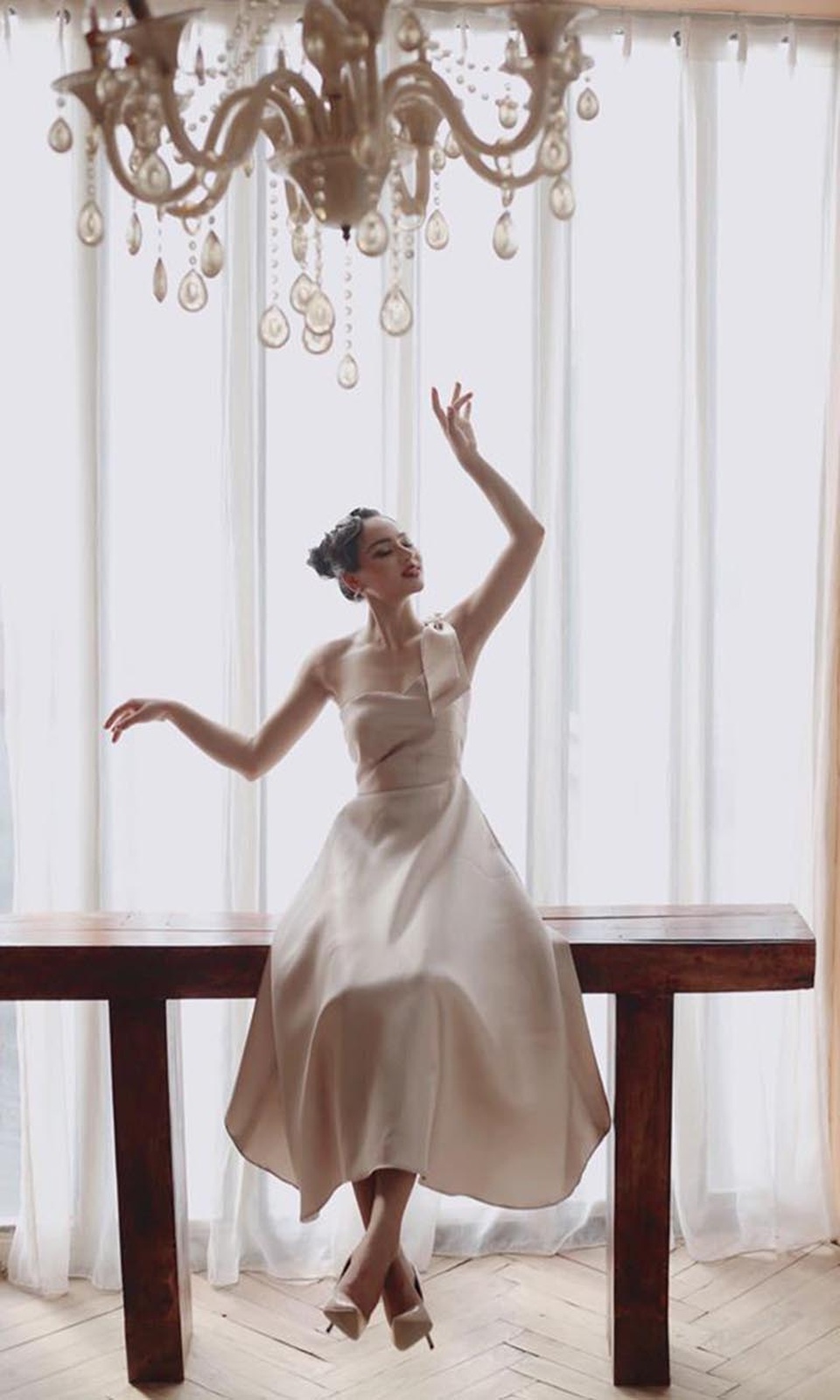 9X trường nghệ thuật khoe nét duyên dáng trong tà áo dài trắng - 9