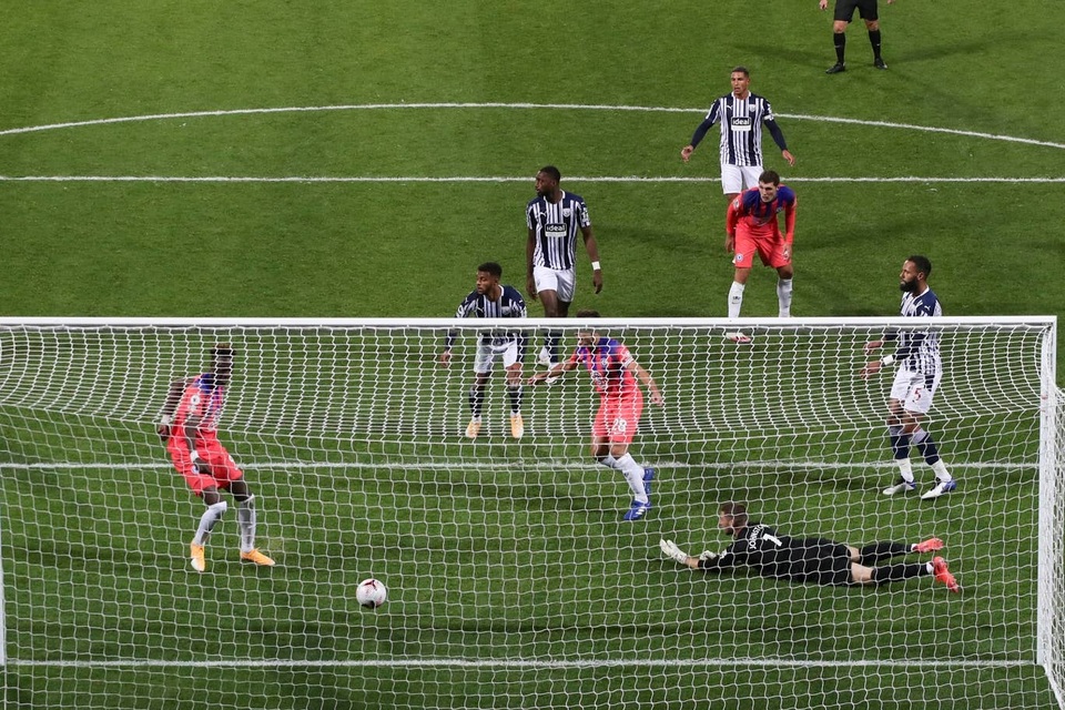Sai lầm của trọng tài giúp Chelsea thoát thua West Brom - 8 Sai lầm của trọng tài giúp Chelsea thoát thua West Brom - 8